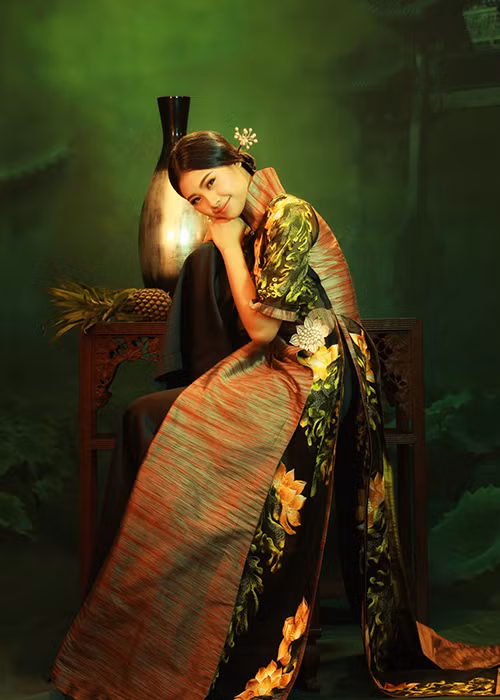 Qua BST “Hương sắc Việt”, NTK Lan Hương muốn giới thiệu với bạn bè quốc tế về vẻ đẹp của phụ nữ Việt, trang phục Việt và áo dài Việt.