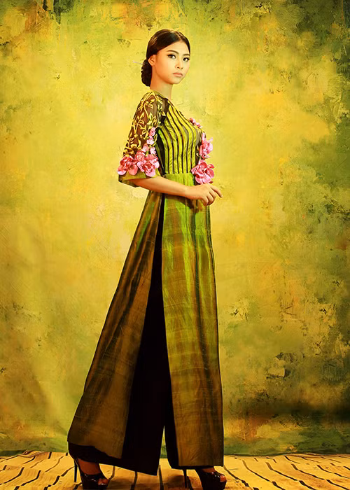 Với BST “Hương sắc Việt” sẽ được trình diễn trong chương trình, NTK Lan Hương đã dành rất nhiều thời gian và công sức để mang đến những mẫu áo dài độc đáo. 