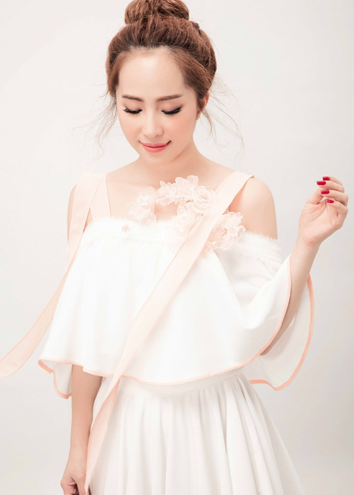 Sau khi kết hôn, nữ diễn viên kiêm ca sĩ sinh năm 1987 vắng bóng showbiz Việt và tránh xa những thị phi ồn ào. 