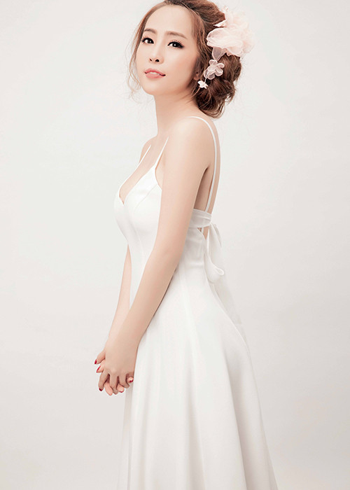 Trong loạt ảnh mới nhất này, Quỳnh Nga chọn mặc những bộ trang phục gam màu nhẹ nhàng của NTK Dung Nguyễn Luciola. 