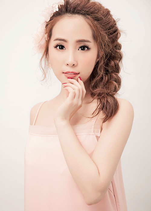 Bộ ảnh Quỳnh Nga được thực hiện bởi nhiếp ảnh gia Tiên Nguyễn với sự hỗ trợ của ê-kíp gồm: stylist Tân Đà Lạt, trang điểm Phúc Nghĩa, làm tóc Võ Cường Bằng Nguyễn, trang phục NTK Dung Nguyễn Luciola.