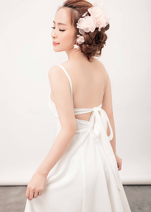 Sở hữu nhan sắc xinh đẹp cùng phong cách thời trang tinh tế, hot girl đời đầu của Hà Nội trông trẻ trung hơn so với tuổi U30. 