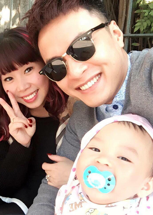 Mới đây, Hồng Đăng không ngần ngại công khai tình cảm dành cho bà xã. Theo đó, anh chia sẻ, anh rất hiểu áp lực làm vợ một diễn viên. Hồng Đăng hy vọng bà xã sống vui vẻ bỏ ngoài tai những lời đồn thổi. Anh khẳng định bản thân vẫn luôn hướng về tổ ấm của mình. 