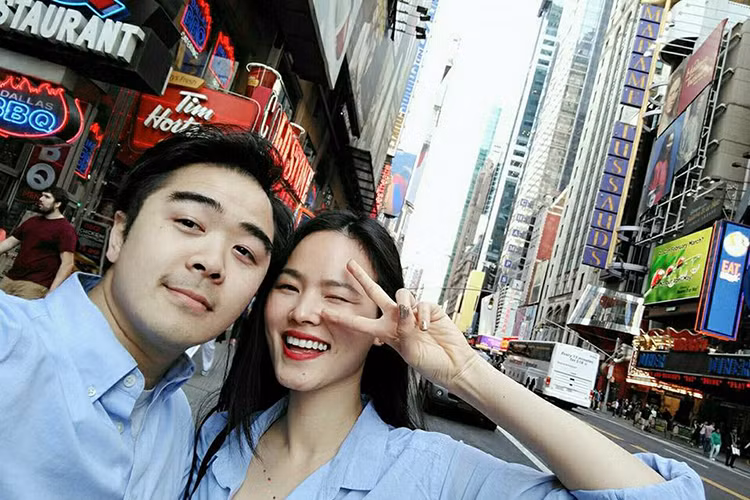 Cũng giống như nhiều cặp đôi khác, Tuyết Lan và bạn trai thích thú diện đồ đôi.