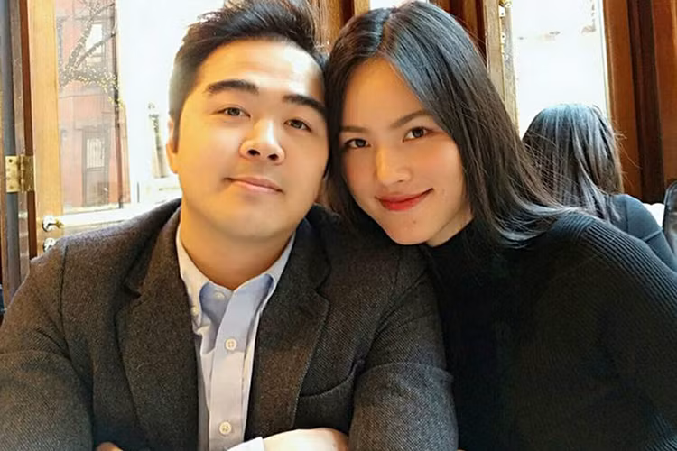 Chân dài sinh năm 1990 khoe ảnh tình cảm bên bạn trai cùng chia sẻ cả hai có nụ cười giống nhau.