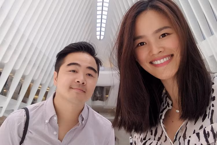  Siêu mẫu Tuyết Lan đã sang Mỹ phát triển sự nghiệp đã được 3 năm. Ngoài gặt hái những thành công nhất định trong công việc, cô còn đang tận hưởng hạnh phúc ngọt ngào trong tình yêu.