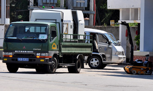 Cảnh sát dùng xe chuyên dụng cùng robot để rà soát, phát hiện xử lý bom mìn do nhóm khủng bố cài đặt. 