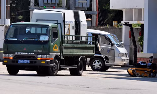 Cảnh sát dùng xe chuyên dụng cùng robot để rà soát, phát hiện xử lý bom mìn do nhóm khủng bố cài đặt. 