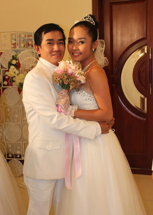 Với “Màu của tình yêu”, Minh Thuận lại có một vai diễn mang màu sắc khác. Đó là Tuấn Hùng - một thầy giáo. Trong phim, Minh Thuận đóng cặp với Hoàng Thu Hiền - diễn viên đảm nhận vai Thiên Nga. 