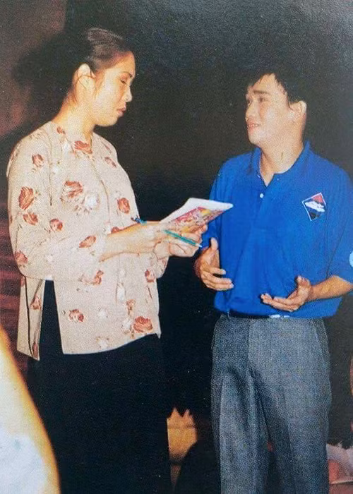 Nghệ sĩ Hồng Vân xúc động chia sẻ hình ảnh bên Minh Thuận trong vở “Yêu thầy” cùng lời vĩnh biệt đến cố nghệ sĩ.