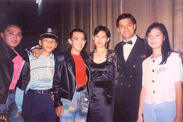 Ông bầu Quang Huy (thứ hai từ trái sang phải) quen biết Minh Thuận từ 25 năm trước. Đối với Quang Huy, một phần tuổi thanh xuân của anh như cùng ra đi với Minh Thuận.