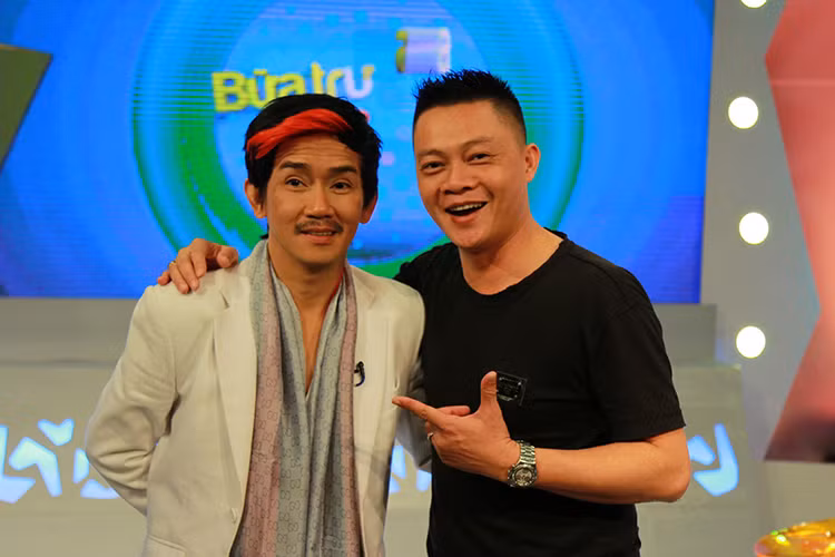 Sau khi nghe tin buồn, MC Quang Minh nghẹn ngào xem lại hình ảnh Minh Thuận tham gia chương trình Bữa trưa vui vẻ.