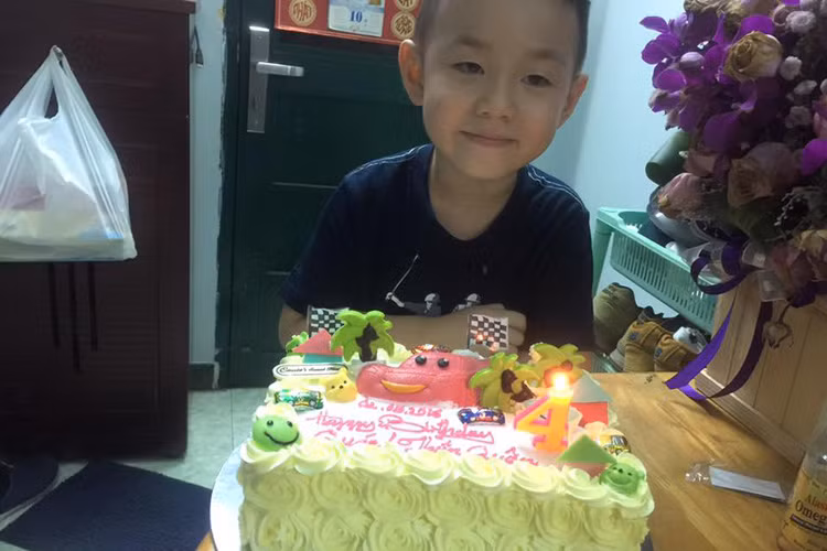 Con trai Quách Ngọc Ngoan tỏ ra rất hạnh phúc khi được cùng bố mừng sinh nhật lần thứ 4.