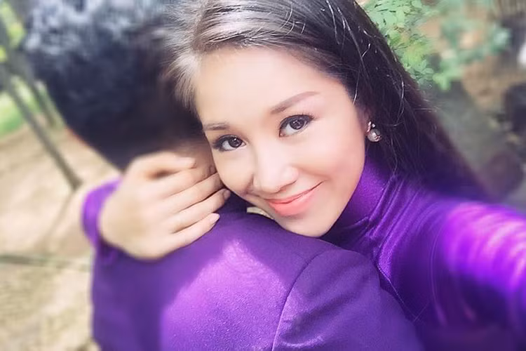 Lê Phương không giấu được niềm hạnh phúc bên tình mới sau nhiều thăng trầm trong chuyện tình cảm.