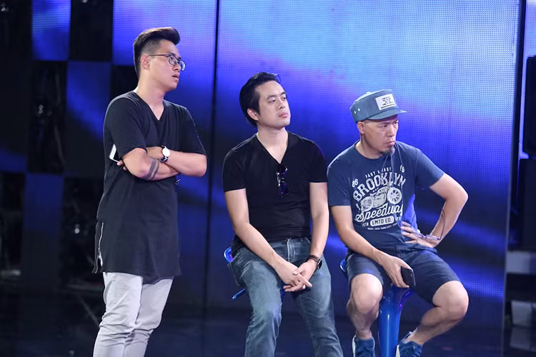 Ngoài nhạc sĩ Huy Tuấn, buổi tập luyện của top 3 Vietnam Idol 2016 còn có sự xuất hiện của các nhạc sĩ: Dương Khắc Linh, Hoàng Huy Long, Châu Đăng Khoa và Hoàng Tôn.