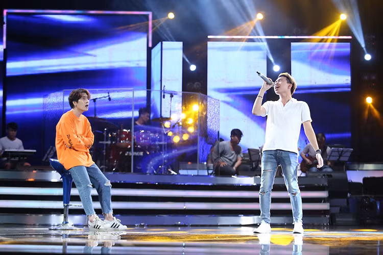 Trong khi đó, thí sinh Quang Đạt (phải) sẽ hát sáng tác của nhạc sĩ Châu Đăng Khoa trong Gala 9 Vietnam Idol 2016.