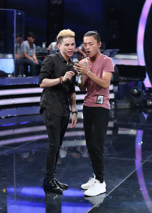 Trong khi đó, Hoàng Tôn có thể xem là gương mặt sáng tác những ca khúc R&amp;B tốt nhất hiện nay, rất phù hợp với chất giọng trầm khàn của thí sinh Việt Thắng (phải).