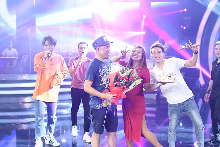 Được biết, nam nhạc sĩ đón tuổi mới đúng vào ngày các thí sinh tập luyện chuẩn bị cho Gala 9 sắp tới.