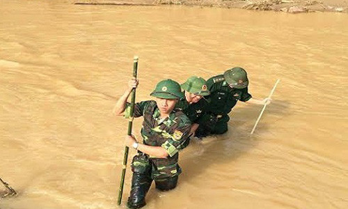 Lực lượng chức năng vẫn đang tích cực tìm kiếm các nạn nhân còn lại. Ảnh: Trần Nghị.