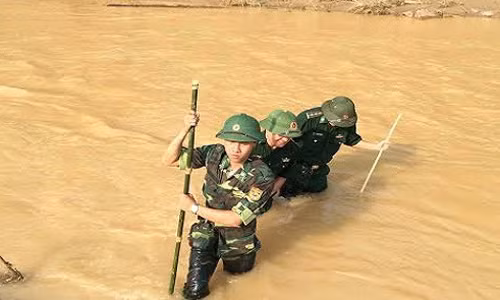 Lực lượng chức năng vẫn đang tích cực tìm kiếm các nạn nhân còn lại. Ảnh: Trần Nghị.