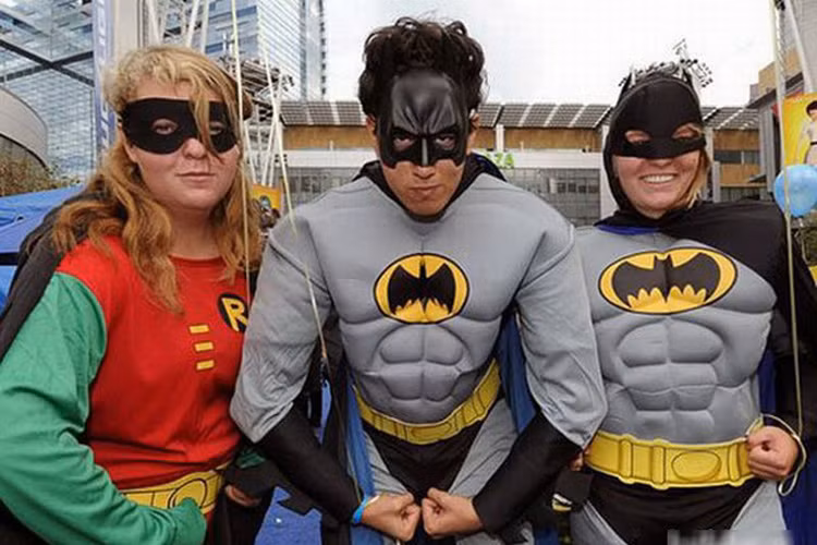 Wow, hóa ra "Người dơi" - siêu anh hùng có vợ rồi sao. 