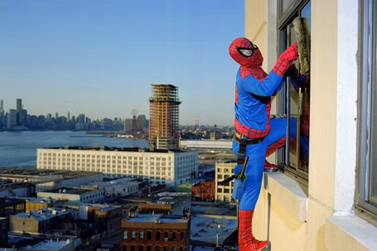 "Người nhện" đã tìm được việc làm thêm phù hợp với khả năng. 