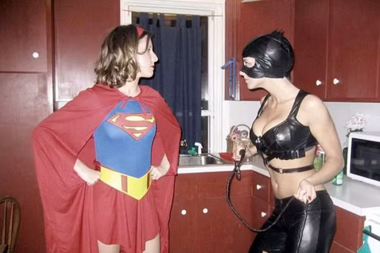 Cuộc chiến giữa "Super Woman" và "Mèo Đen". 