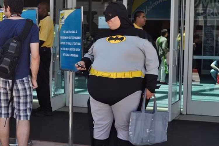 Đời thường nhàn rỗi khiến "người dơi" ngày càng to ra. 