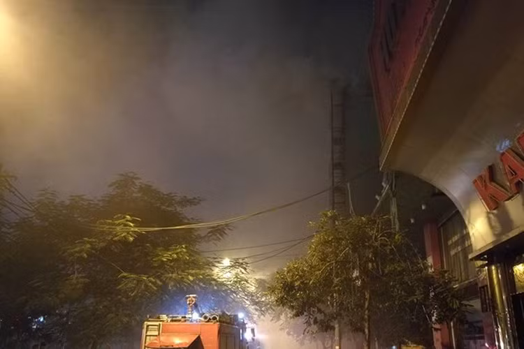 Khoảng 17h45 chiều nay (17/9), một đám cháy lớn bất ngờ bùng lên tại quán Karaoke số 85 đường Nguyễn Khang, Hà Nội. 