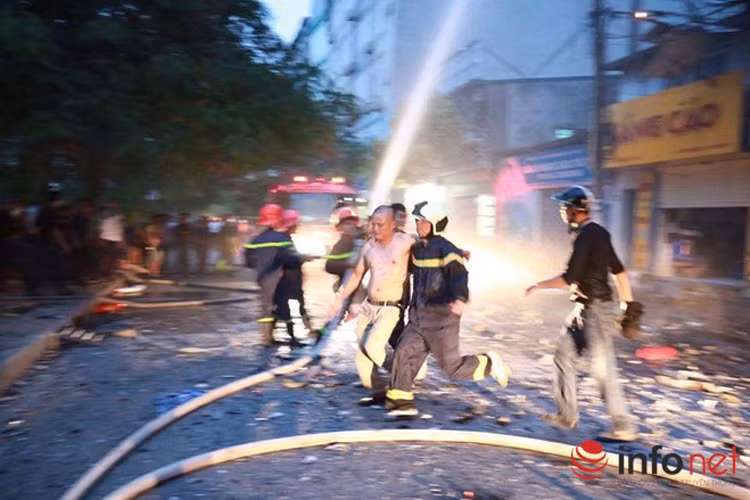 Lực lượng cảnh sát PCCC đã điều nhiều xe và hàng chục chiến sĩ đến hiện trường vụ cháy quán karaoke nhưng do đường nhỏ và tắc nên các xe cứu hỏa khó tiếp cận hiện trường. Sau hơn 1 giờ đồng hồ, ngọn lửa vẫn chưa được dập tắt. 