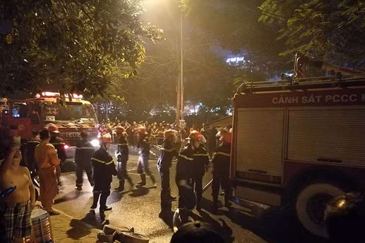 Hiện lực lượng cứu hộ vẫn đang cố gắng dập tắt đám cháy. Chưa có thống kê thiệt hại về người. 