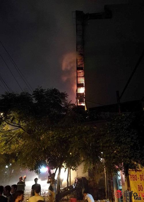 Hiện trường vụ cháy là một tòa nhà cao khoảng 7 tầng. Nhiều nhân chứng cho biết, ngọn lửa bắt nguồn từ biển quảng cáo bên ngoài sau đó lan vào bên trong tòa nhà. 