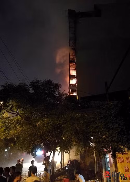 Hiện trường vụ cháy là một tòa nhà cao khoảng 7 tầng. Nhiều nhân chứng cho biết, ngọn lửa bắt nguồn từ biển quảng cáo bên ngoài sau đó lan vào bên trong tòa nhà. 