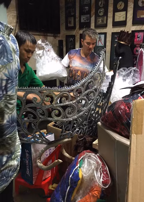 Tầng hầm chính là nơi cất giữ các đạo cụ cho liveshow tiền tỷ sắp tới nên "ông hoàng nhạc Việt" tỏ ra khá lo lắng.