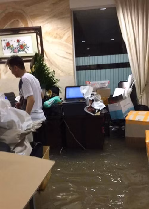 Đàm Vĩnh Hưng vất vả cùng các nhân viên di dời tài sản lên chỗ cao để tránh thiệt hại.