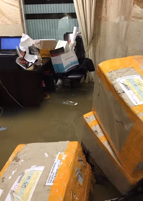 Cơn mưa lớn chiều ngày 26/9 đã khiến biệt thự của Đàm Vĩnh Hưng lênh láng nước, đồ đạc trôi nổi.