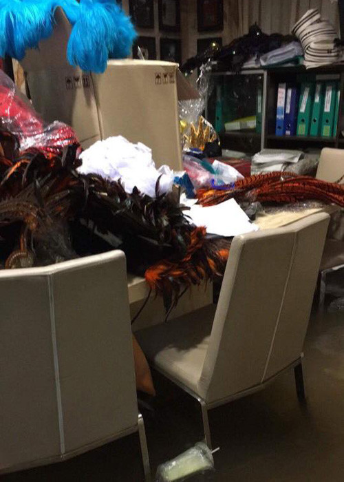 Đạo cụ dành cho liveshow của Đàm Vĩnh Hưng nhanh chóng được đặt ở nơi an toàn.