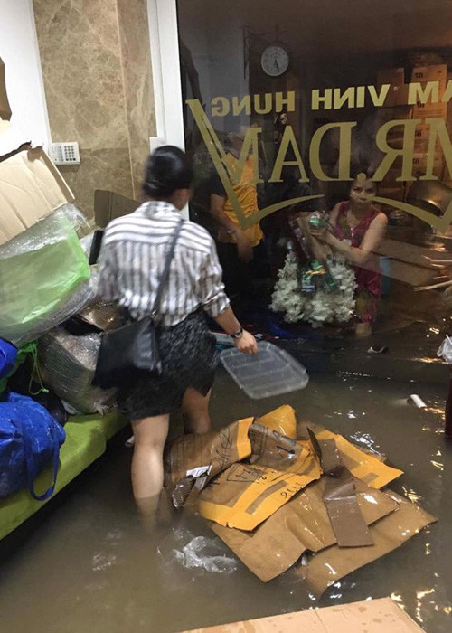 Được biết, biệt thự bị ngập nặng của Đàm Vĩnh Hưng ở quận 10, TP HCM, có giá hơn 66 tỷ đồng.