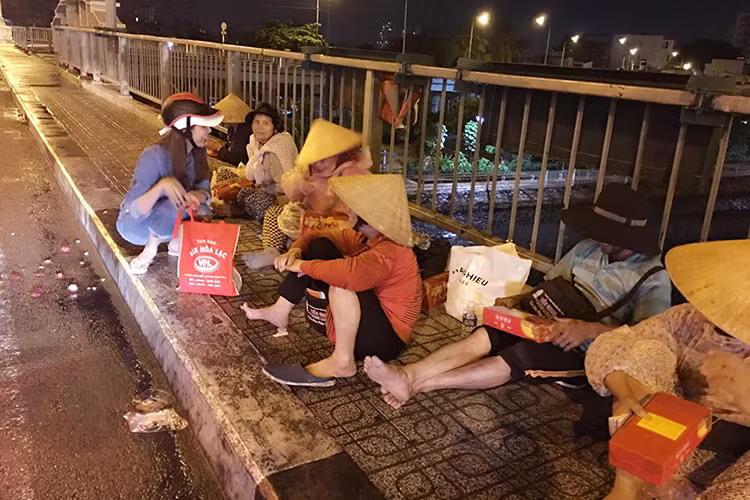 Nhận được món quà ý nghĩa và ấm áp của “nữ hoàng nội y” Ngọc Trinh, các cụ đều nở nụ cười hạnh phúc.