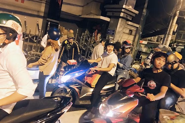 Nữ diễn viên phim “Vòng eo 56” tự tay tặng quà cho từng cụ già với mong muốn họ có một Tết trung thu ấm áp hơn.