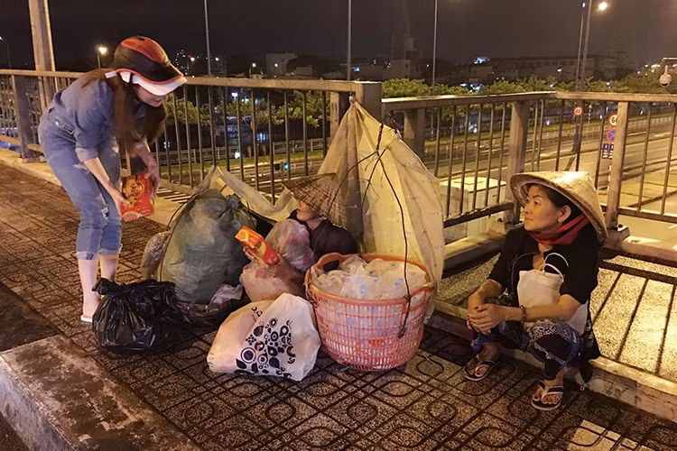 Đây không phải là lần đầu tiên Ngọc Trinh đi làm từ thiện. Cách đây không lâu, cô từng tặng quà cho ông cụ cụt chân bán vé số nuôi vợ mù.