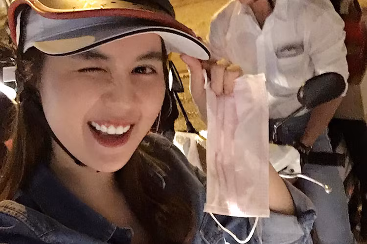 Mới đây, nữ người mẫu Ngọc Trinh cùng bạn bè đi một vòng Sài Gòn để tặng quà trung thu cho các cụ già có cuộc sống khó khăn.