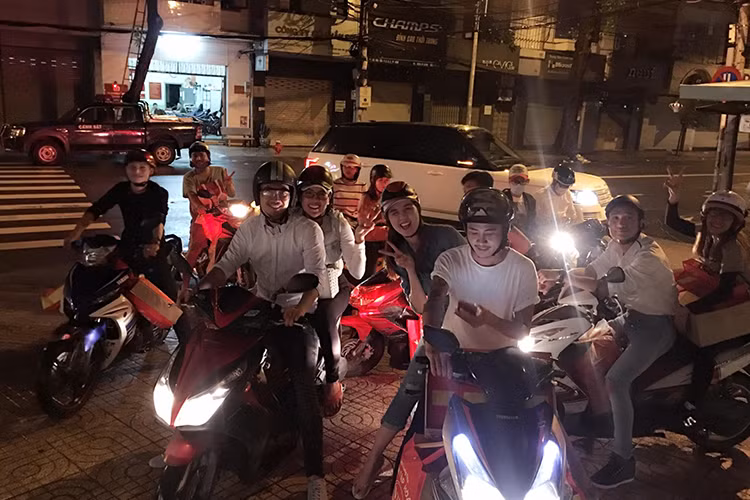 Trong chuyến từ thiện giữa đêm khuya này, Ngọc Trinh chọn trang phục giản dị, năng động và chọn phương tiện xe máy để dễ dàng di chuyển.