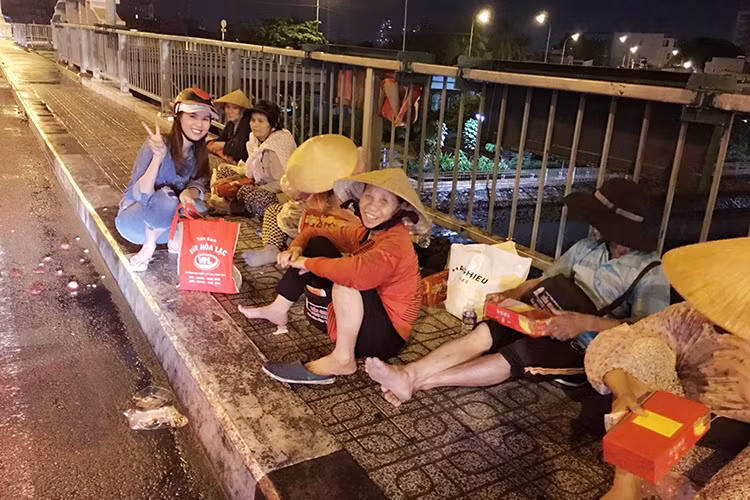 Người đẹp gốc Trà Vinh vừa tặng bánh vừa vui vẻ trò chuyện với các cụ để hiểu hơn về cuộc sống khó khăn, vất vả của họ.