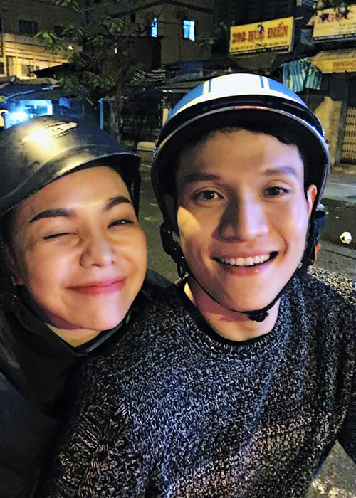 Cùng với Ngọc Trinh, nữ người mẫu Trà Ngọc Hằng cũng đi tặng bánh trung thu cho các cụ già ở Sài Gòn.