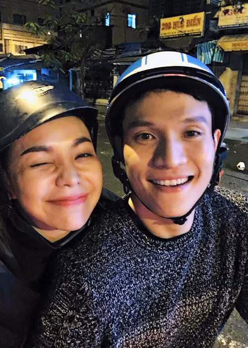 Cùng với Ngọc Trinh, nữ người mẫu Trà Ngọc Hằng cũng đi tặng bánh trung thu cho các cụ già ở Sài Gòn.