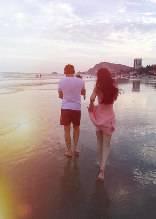 Sau khi kết hôn, vợ chồng Vy Oanh đã cùng chia sẻ những khoảnh khắc đời thường giản dị nhưng hạnh phúc bên nhau. 