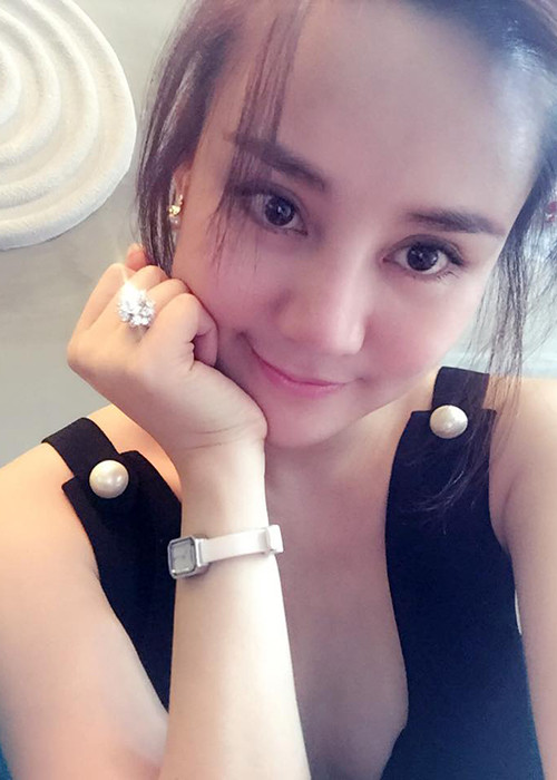 Đặc biệt, Vy Oanh đã khéo khoe chiếc nhẫn kim cương được cho là giống chiếc nhẫn trị giá hàng chục tỷ đồng mà Hồ Ngọc Hà từng sở hữu. 