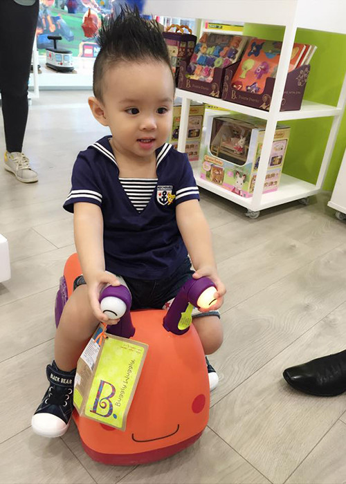 Nhóc tì nhà ca sĩ Vy Oanh hiện đã được hơn một tuổi và được khen càng lớn càng kháu khỉnh. 