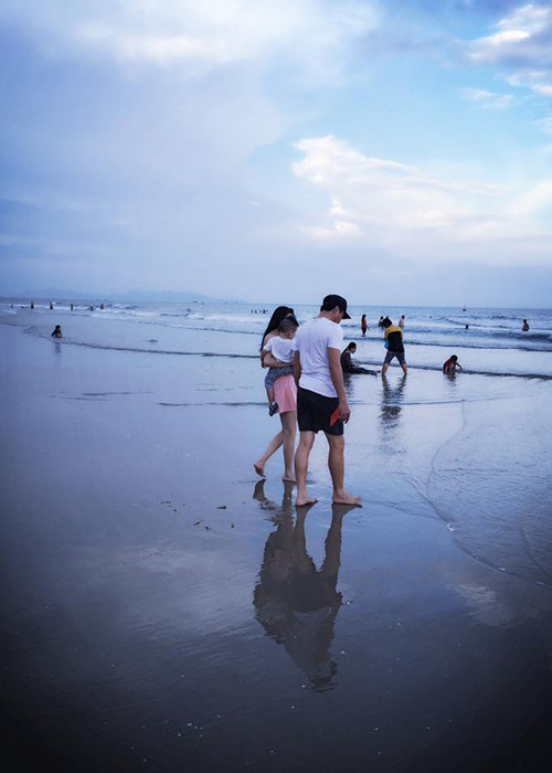 Hình ảnh hiếm hoi của Vy Oanh bên người chồng bí ẩn và cậu con trai được nữ ca sĩ đăng tải trên trang cá nhân vào thời gian gần đây.